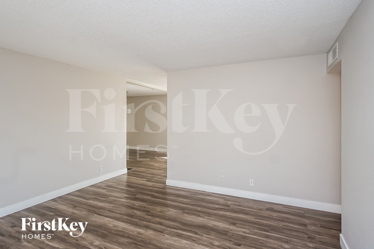 2716 Sword St - Photo 2 of 15