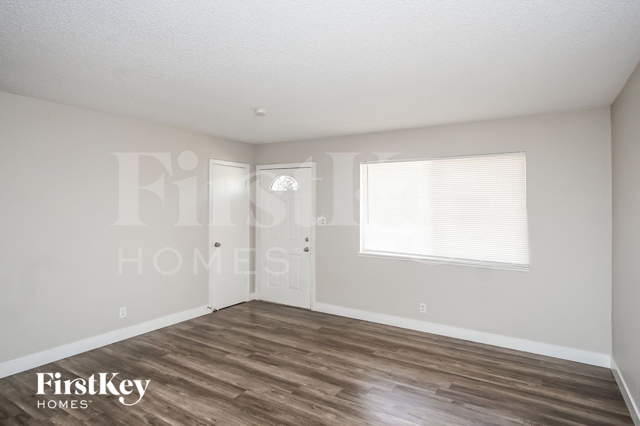 2716 Sword St - Photo 3 of 15