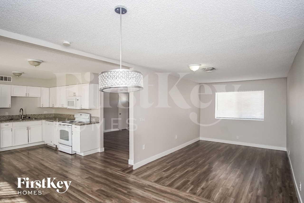 2716 Sword St - Photo 4 of 15