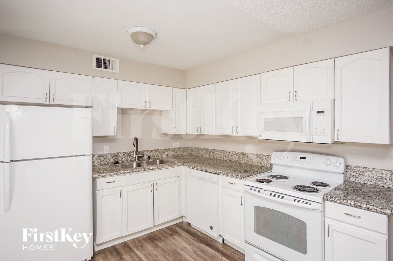 2716 Sword St - Photo 5 of 15
