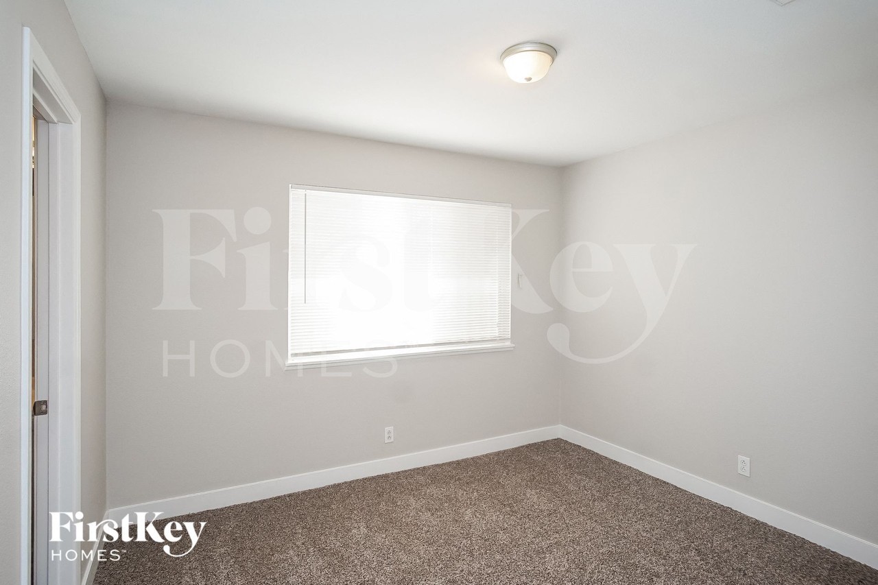 2716 Sword St - Photo 7 of 15