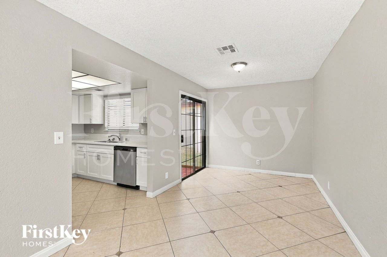 1809 Yellow Rose St - Photo 5 of 16