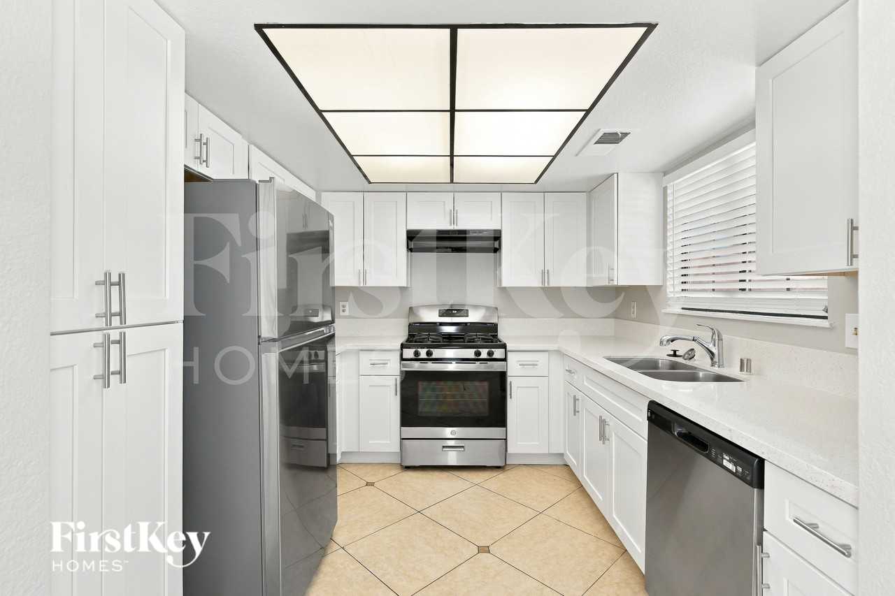 1809 Yellow Rose St - Photo 6 of 16