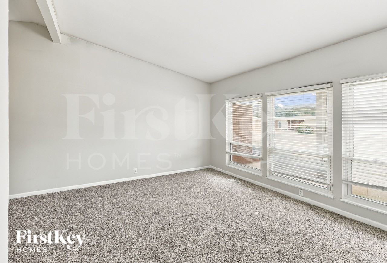 1525 Aintree Dr - Photo 3 of 16
