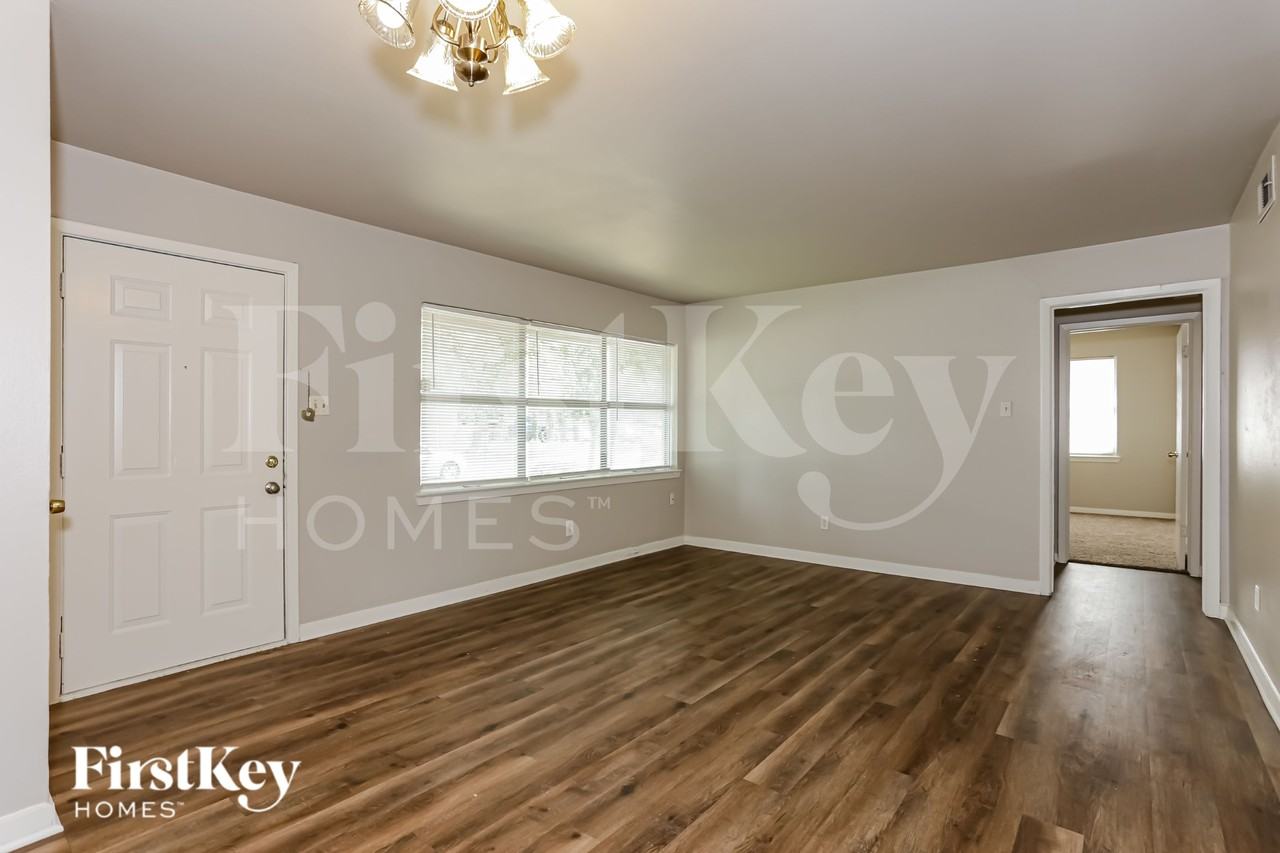 10455 Plummer Dr - Photo 4 of 16