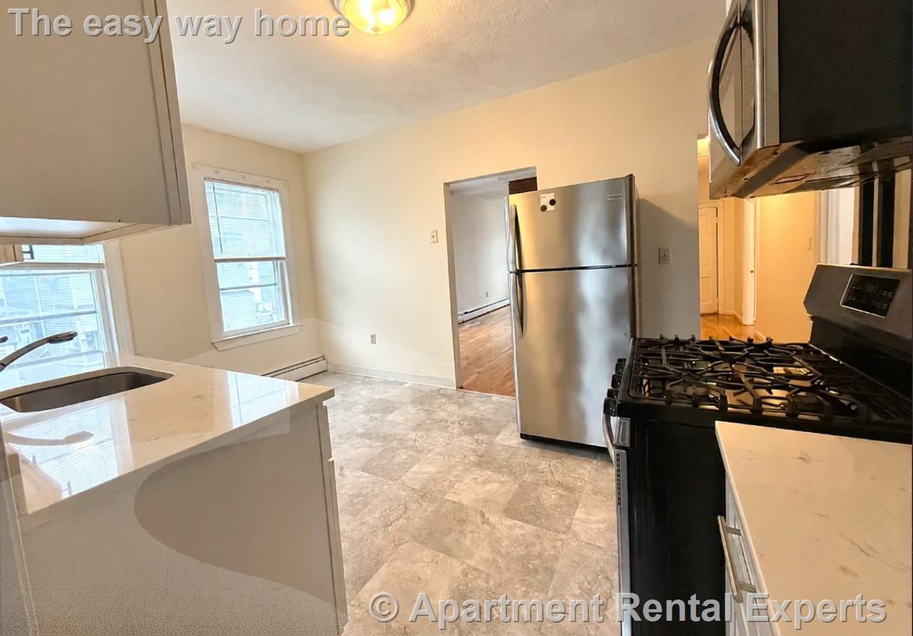 66 Morton Ave #2 - Photo 4 of 21