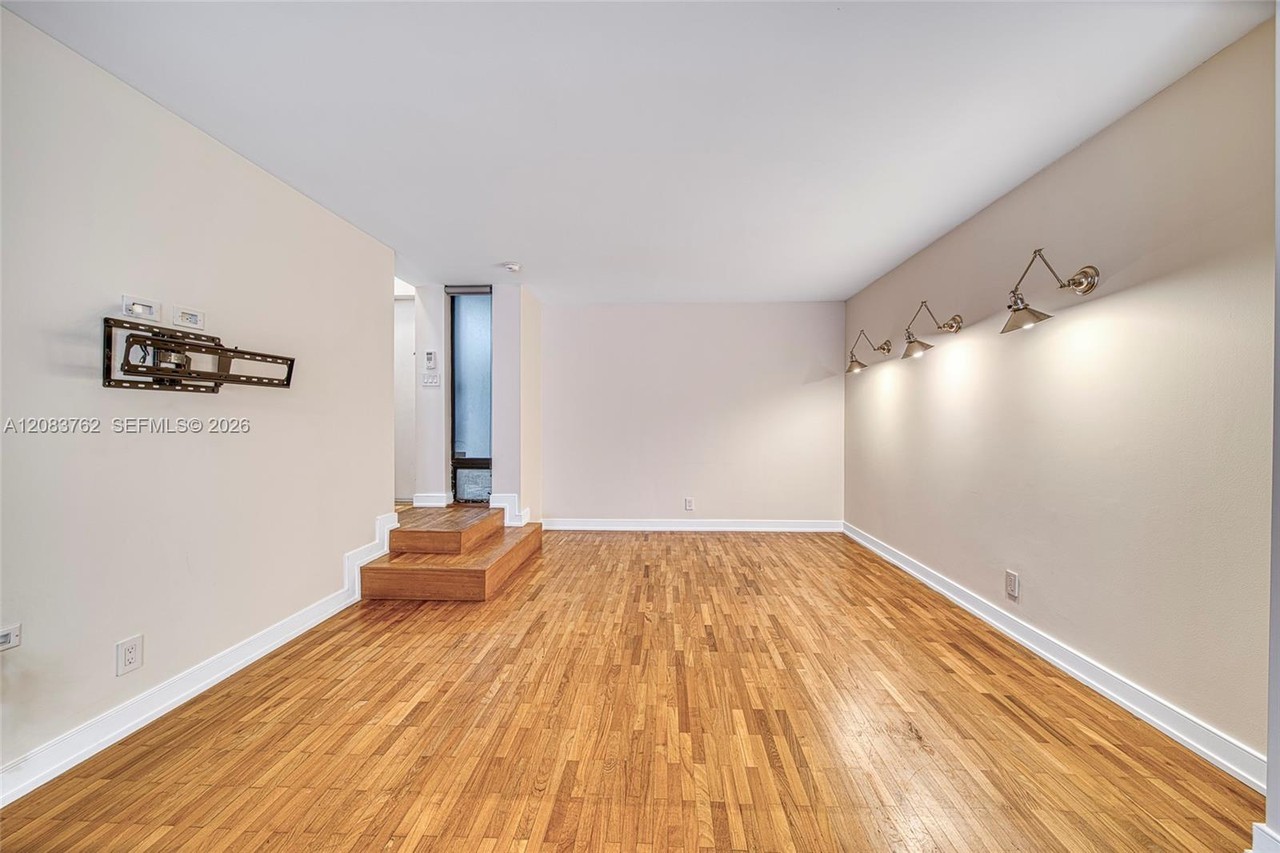 3028 Day Ave - Photo 4 of 29