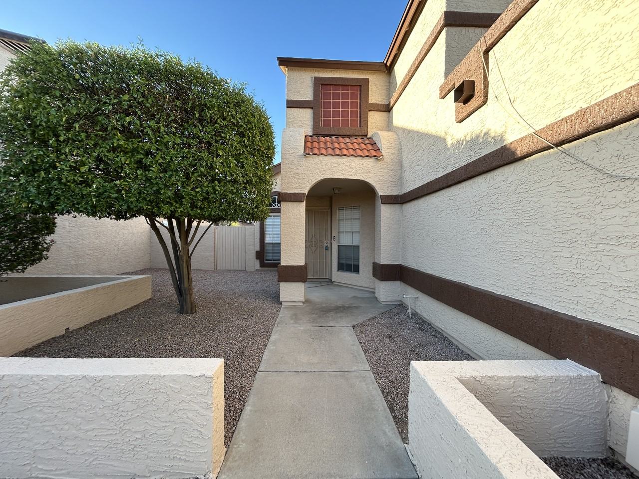 505 E Kerry Ln - Photo 2 of 47