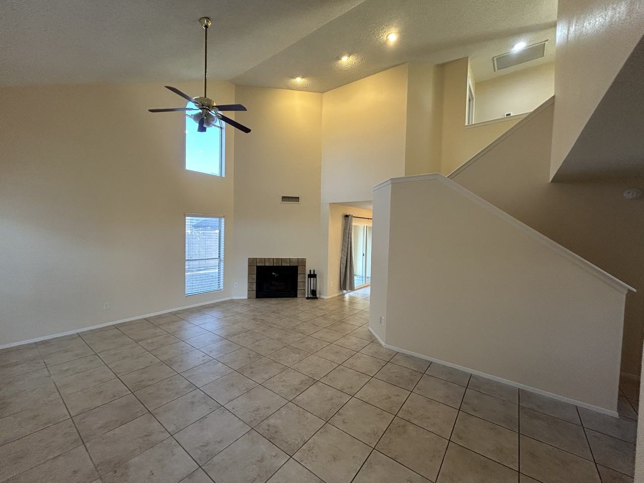 505 E Kerry Ln - Photo 4 of 47