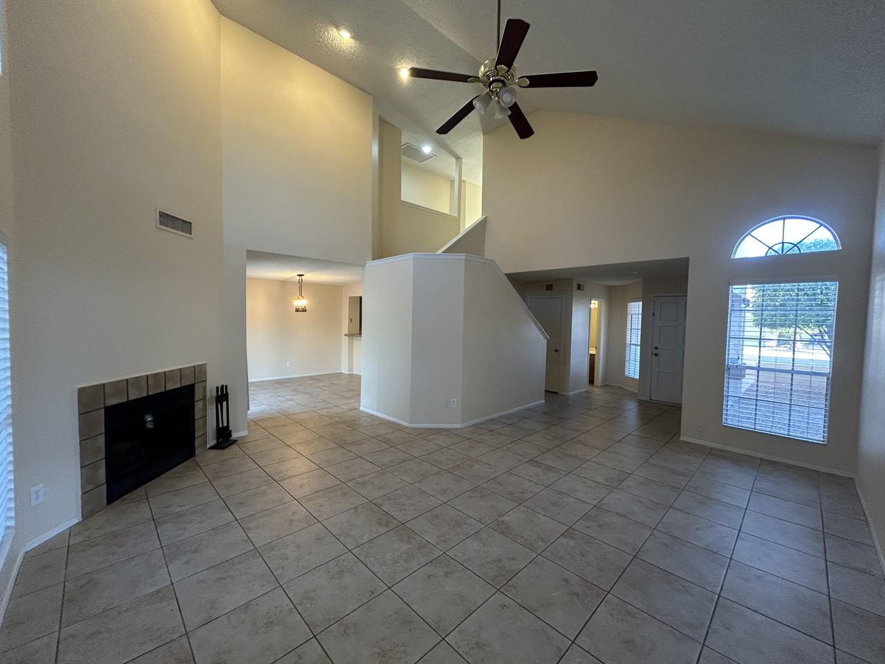 505 E Kerry Ln - Photo 5 of 47