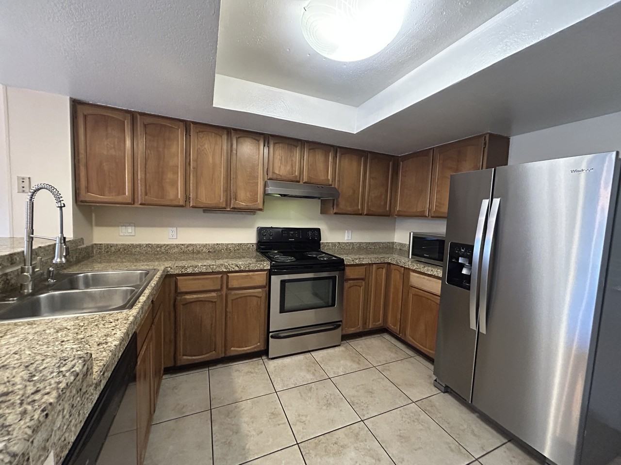 505 E Kerry Ln - Photo 7 of 47