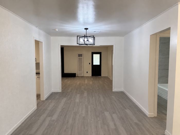1417 Oxford Way - Photo 4 of 23