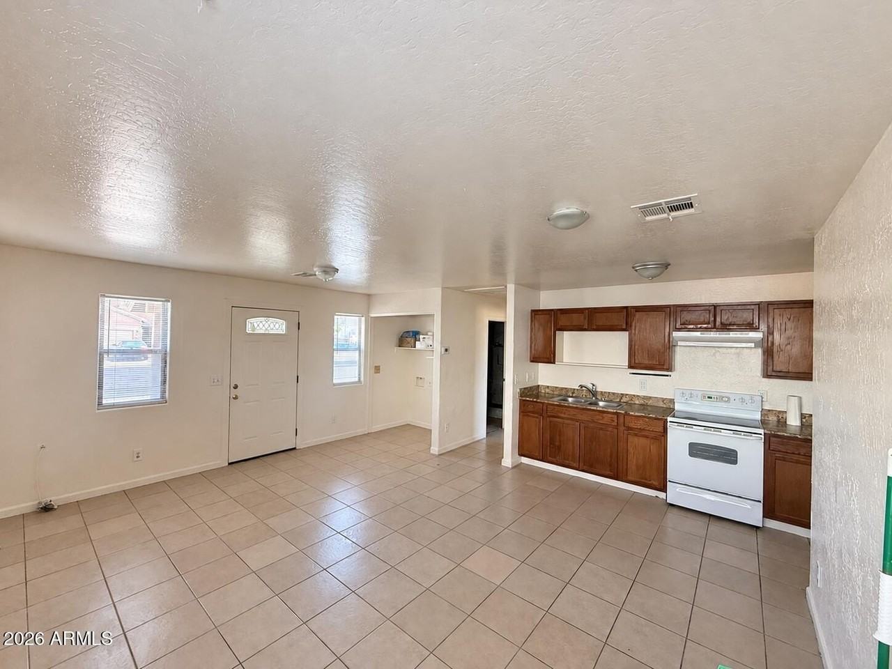 1212 S 11th Ave - Photo 4 of 15