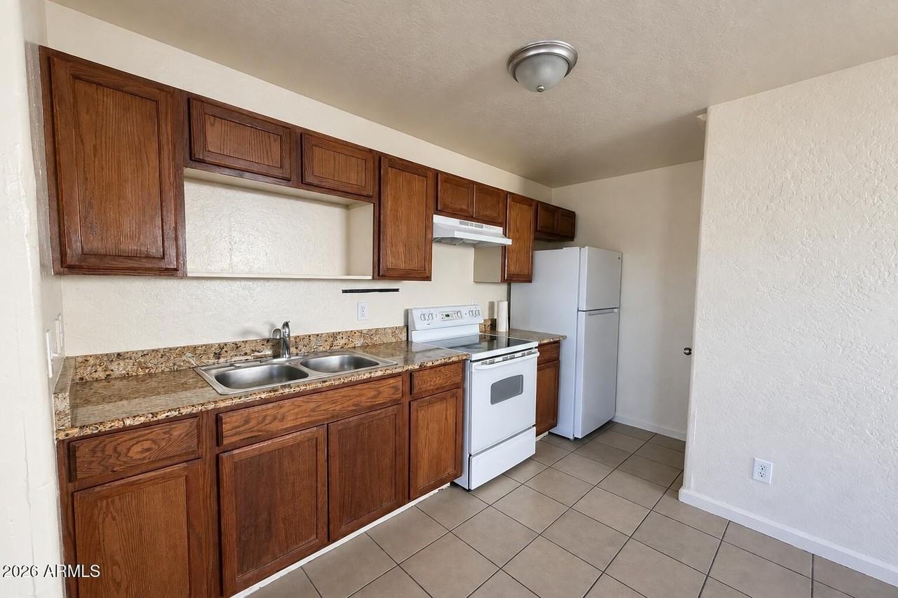 1212 S 11th Ave - Photo 5 of 15