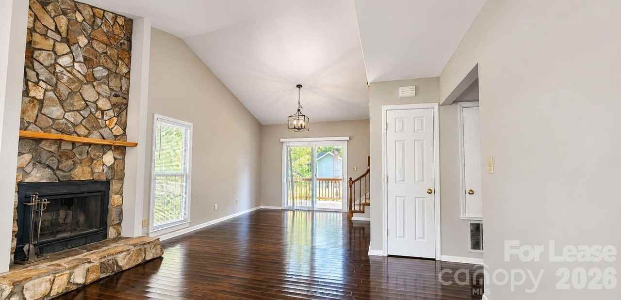 3317 Windsor Dr - Photo 2 of 11