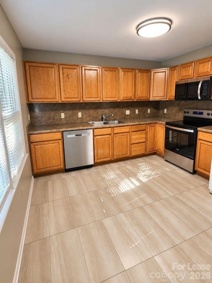 3317 Windsor Dr - Photo 3 of 11