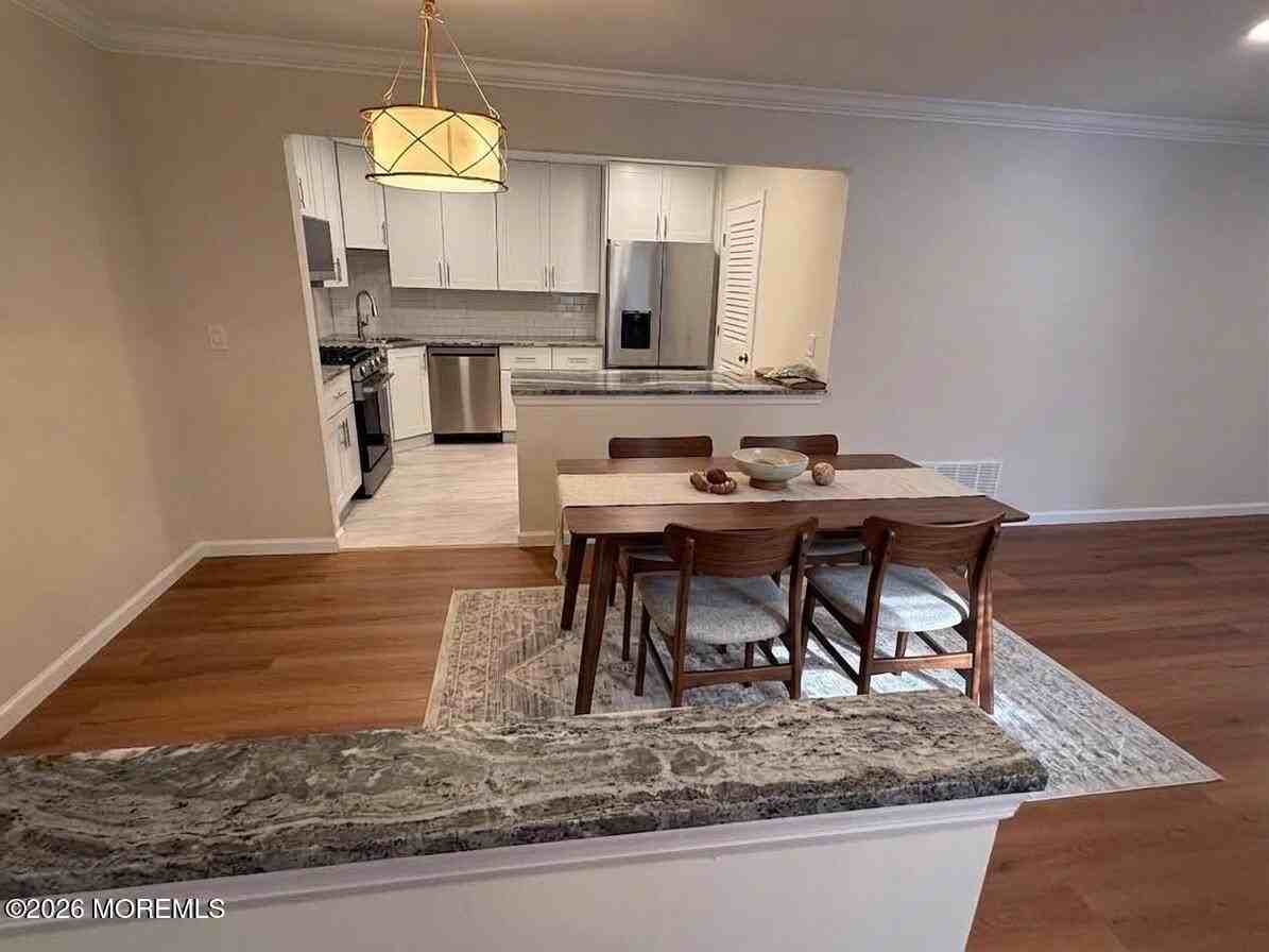 709 Zlotkin Cir #6 - Photo 4 of 18