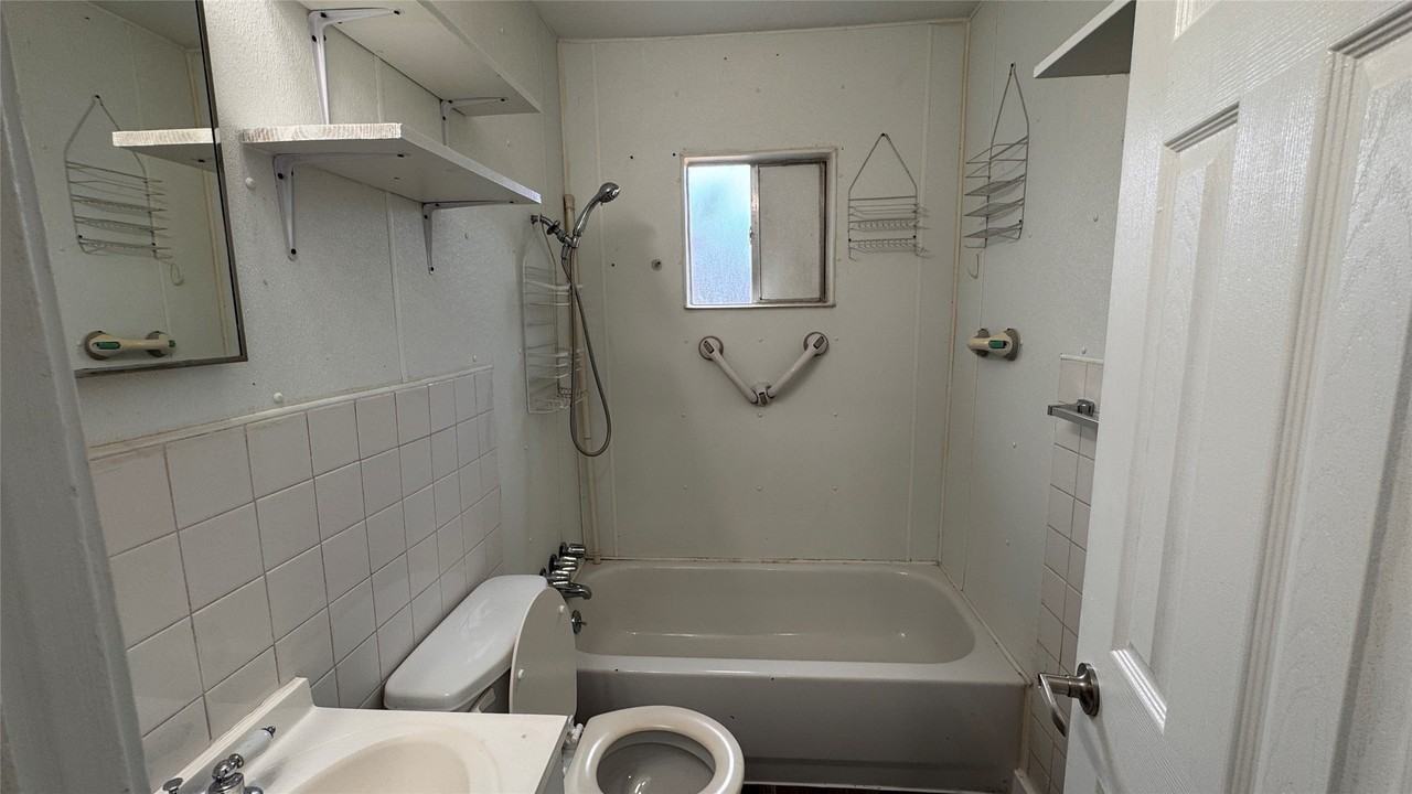 1229 Seminole Dr - Photo 6 of 9