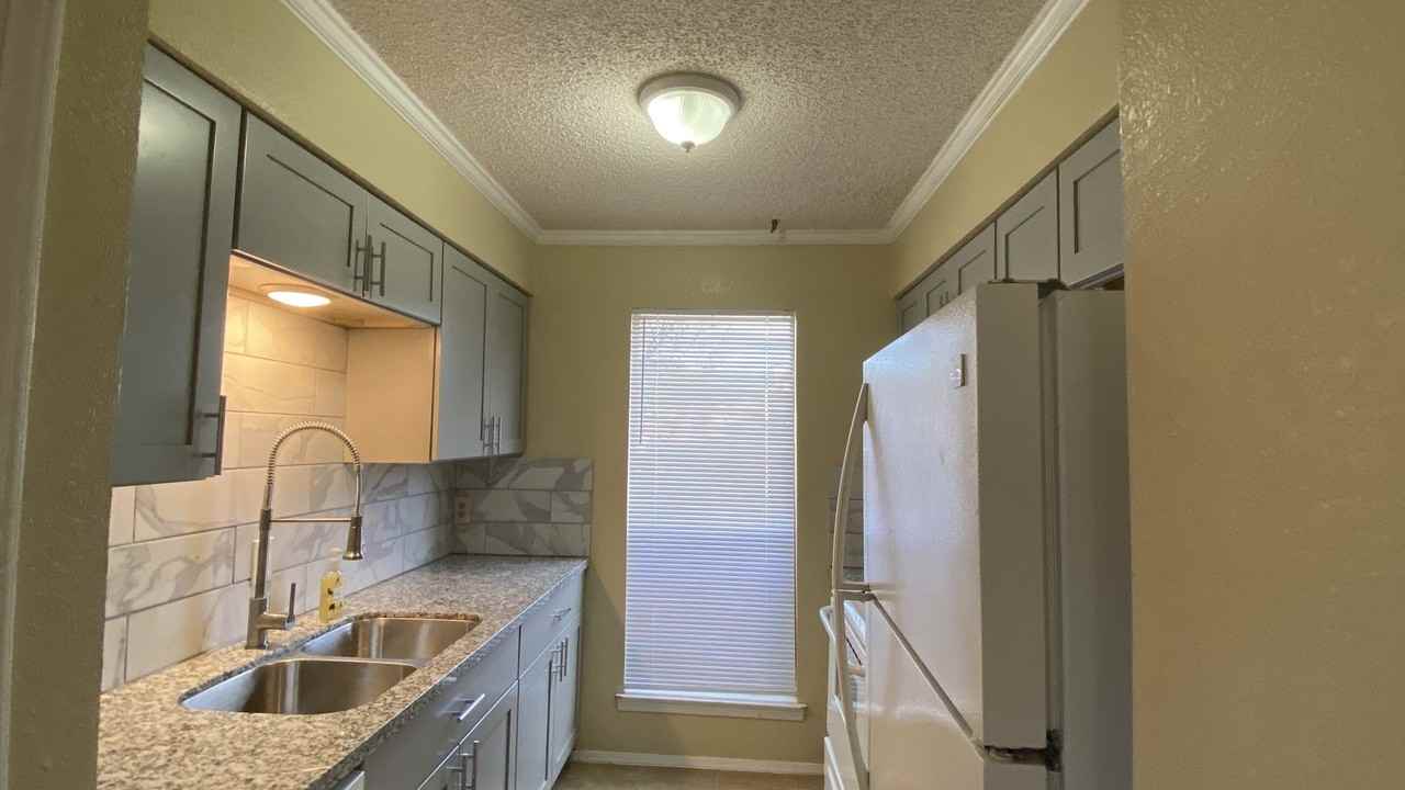 2750 Parkchester Dr - Photo 2 of 9