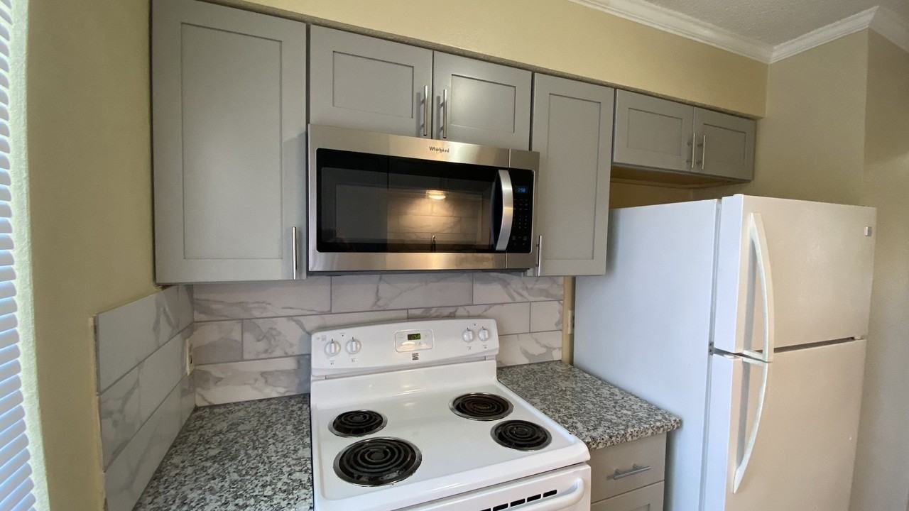 2750 Parkchester Dr - Photo 3 of 9