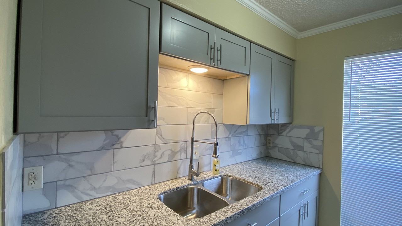 2750 Parkchester Dr - Photo 4 of 9