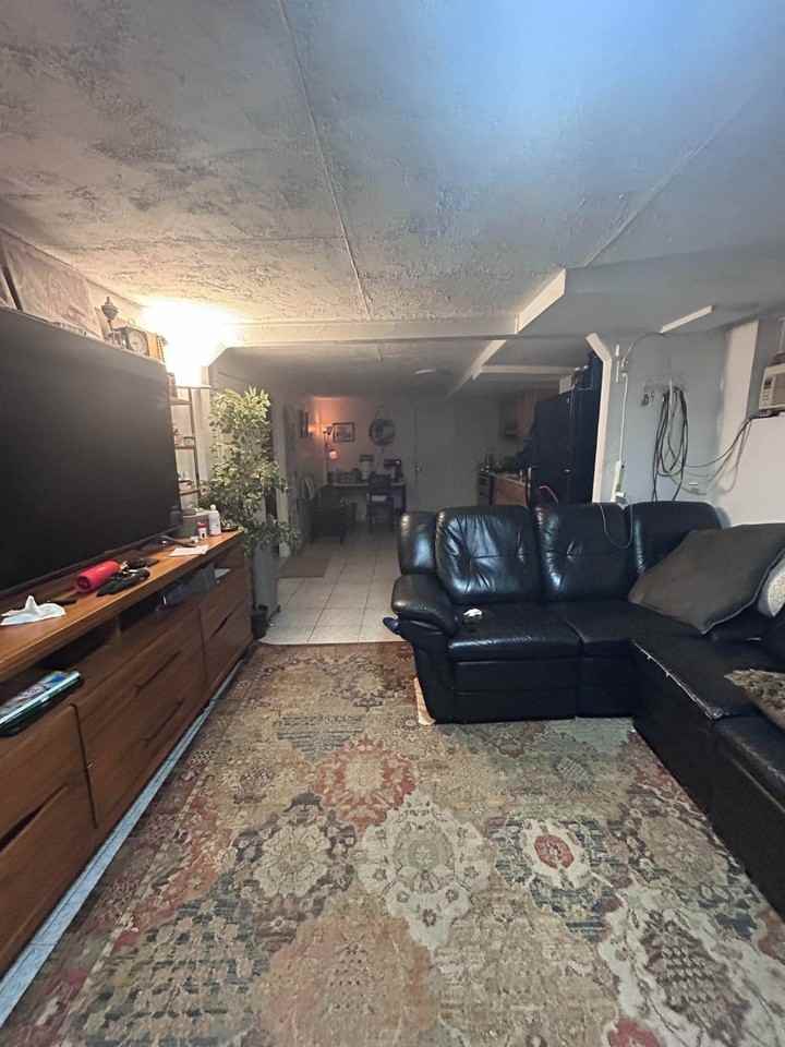 1609 N Salina St - Photo 2 of 4