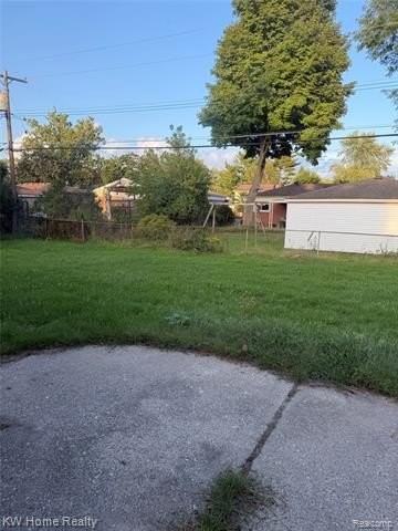 22768 Ashley St - Photo 2 of 10