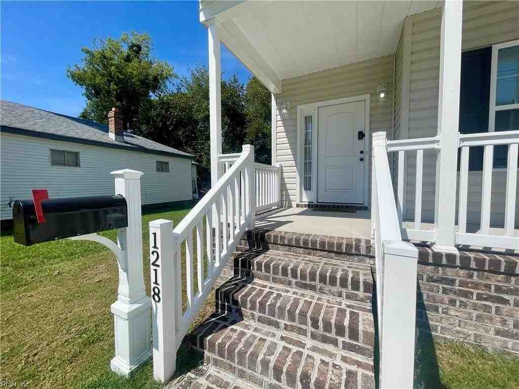 1218 Summit Ave - Photo 2 of 23