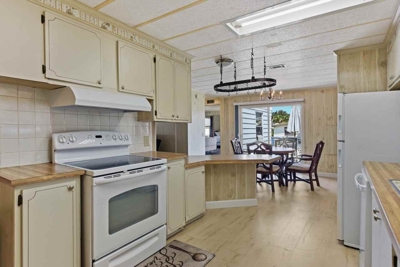 7983 Se Saratoga Dr - Photo 3 of 25