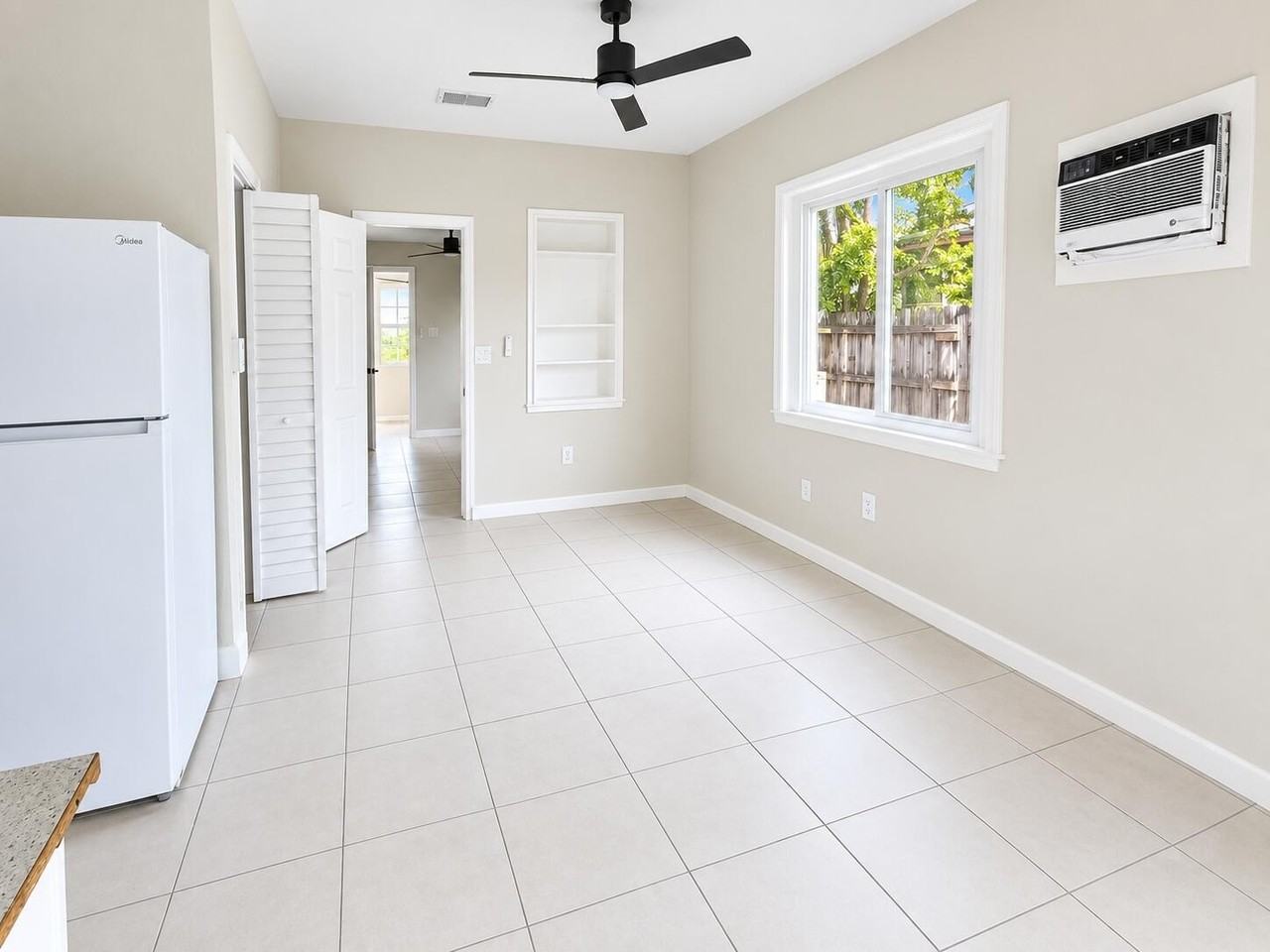 43 Sw 11th St #W - Photo 2 of 10