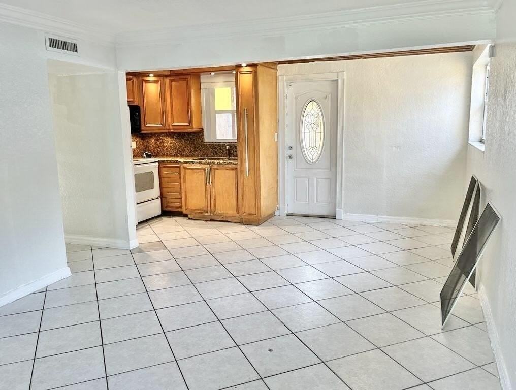 112 Newton Rd - Photo 3 of 11