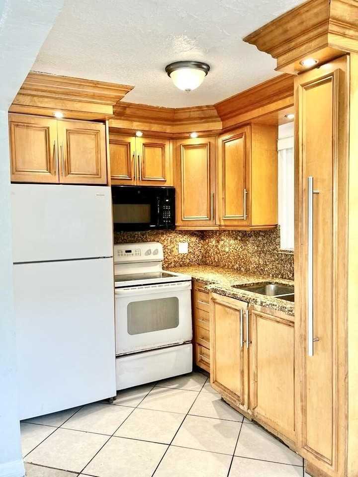 112 Newton Rd - Photo 4 of 11