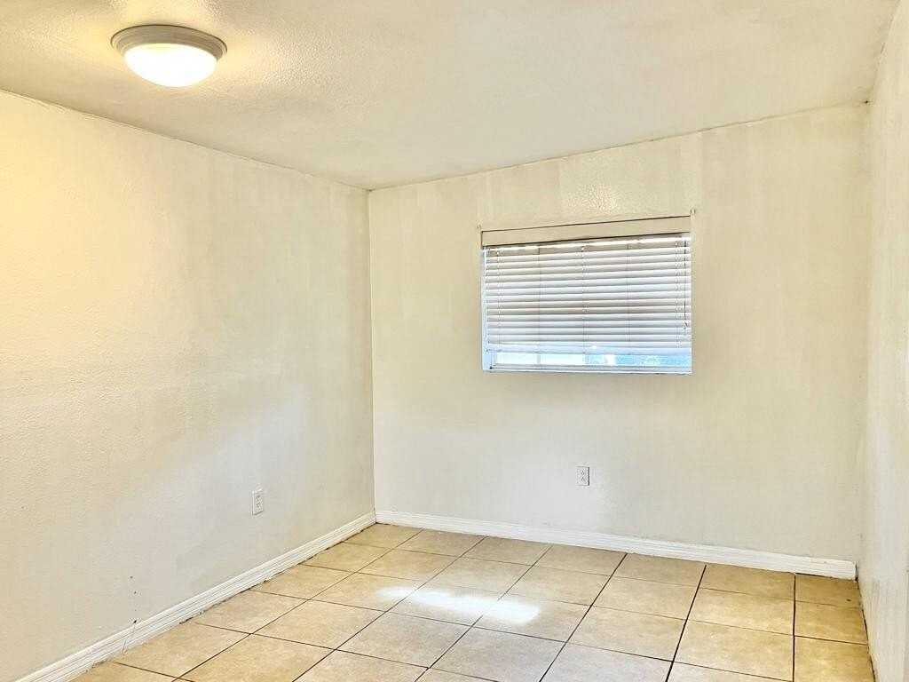 112 Newton Rd - Photo 5 of 11
