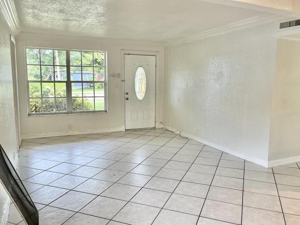 112 Newton Rd - Photo 7 of 11