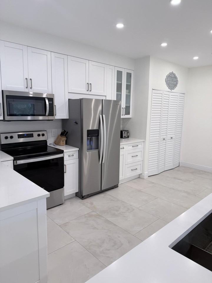 1640 Twelve Oaks Way #305 - Photo 3 of 21