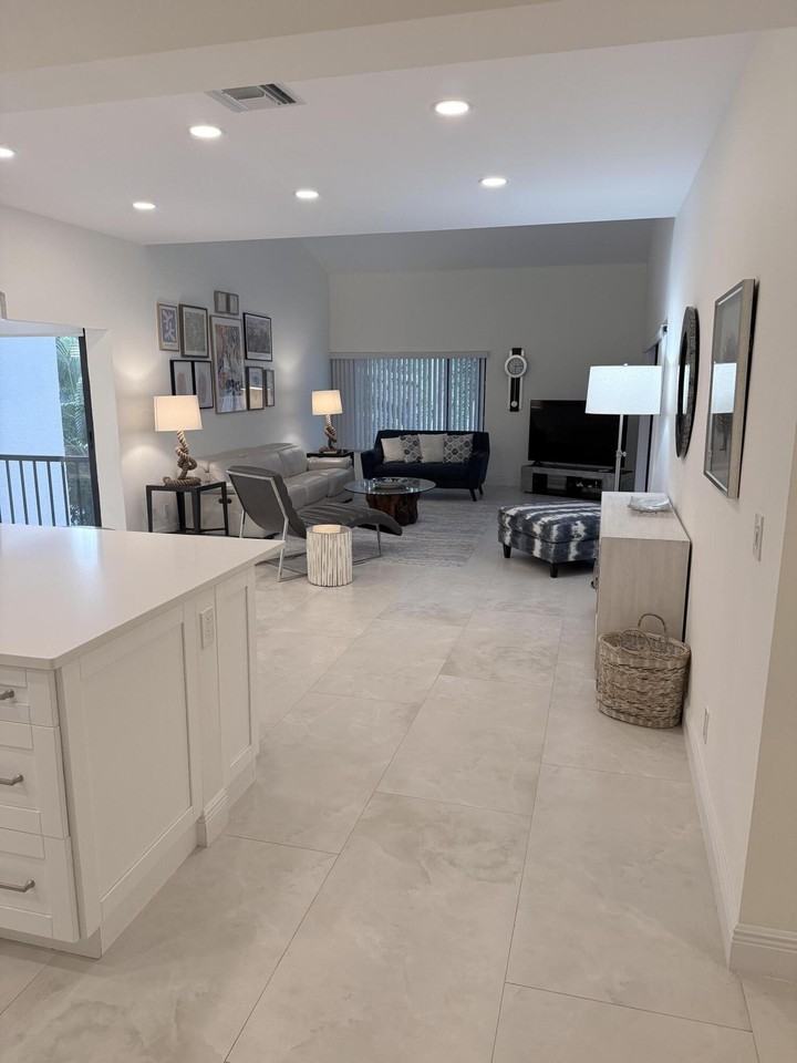1640 Twelve Oaks Way #305 - Photo 4 of 21