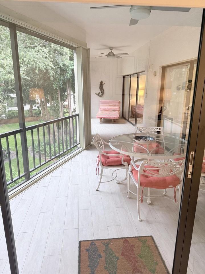 1640 Twelve Oaks Way #305 - Photo 7 of 21