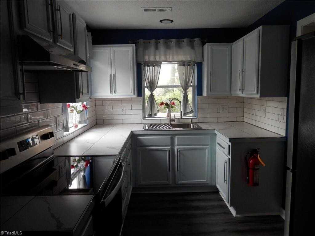 713 E Lexington Rd #202 - Photo 5 of 11