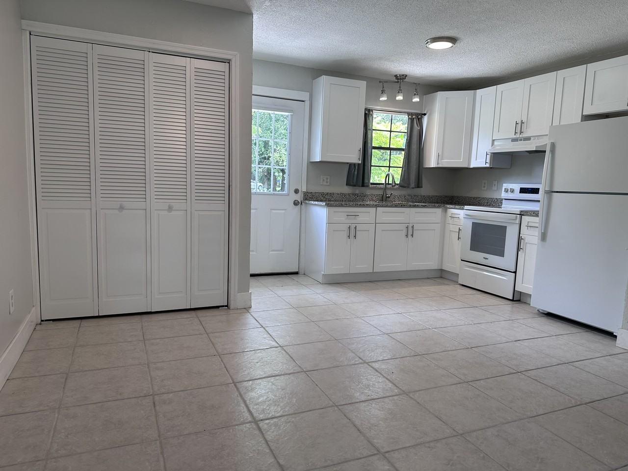 907 Royal Oak Ct - Photo 2 of 8