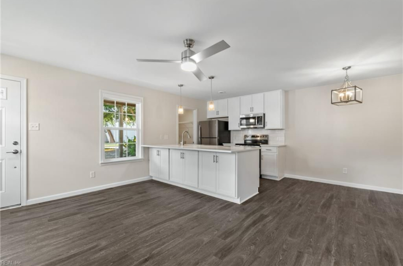 501 Pier Ct - Photo 3 of 21