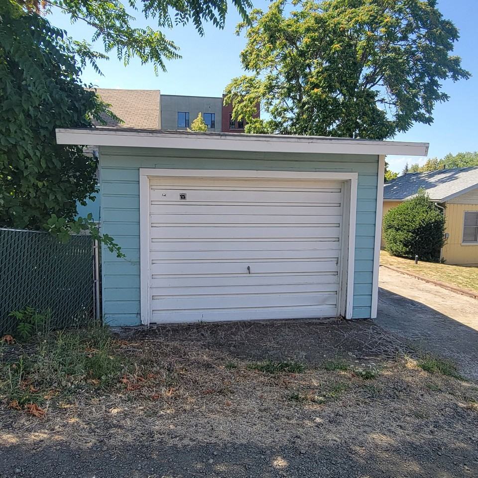 341 Se Rose St #1 - Photo 2 of 8