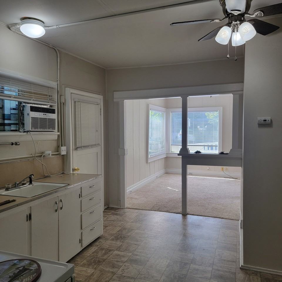 341 Se Rose St #1 - Photo 4 of 8