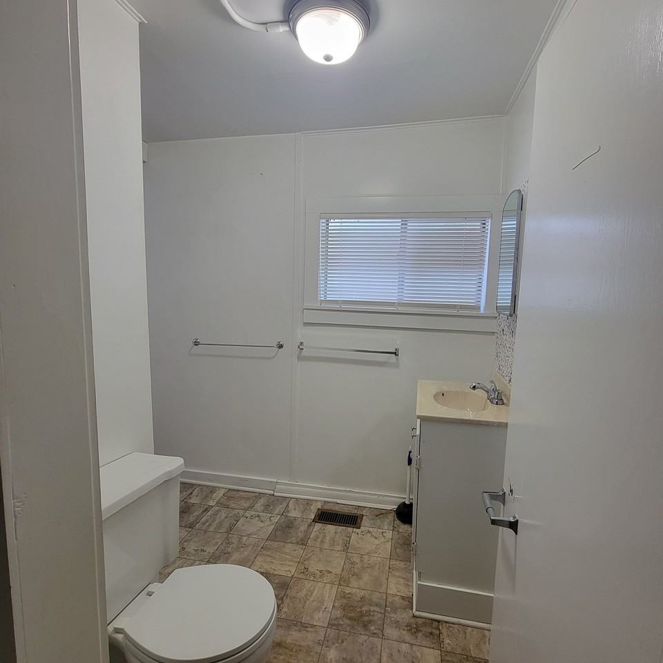 341 Se Rose St #1 - Photo 6 of 8
