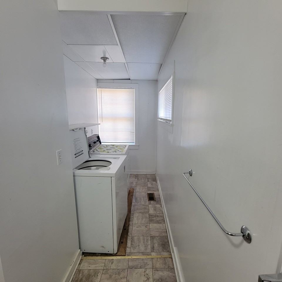 341 Se Rose St #1 - Photo 7 of 8
