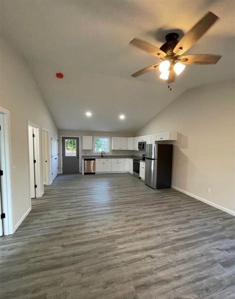 202 S Underwood St #A - Photo 5 of 9