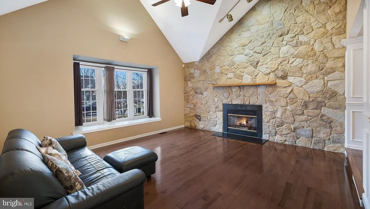 208 Forge Rd - Photo 5 of 35