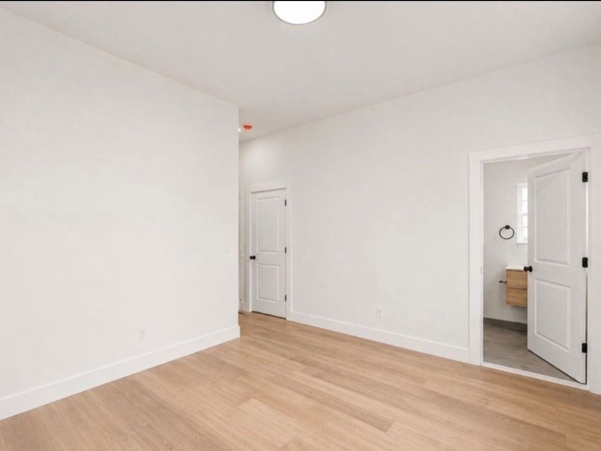 356 21st St #B - Photo 2 of 8