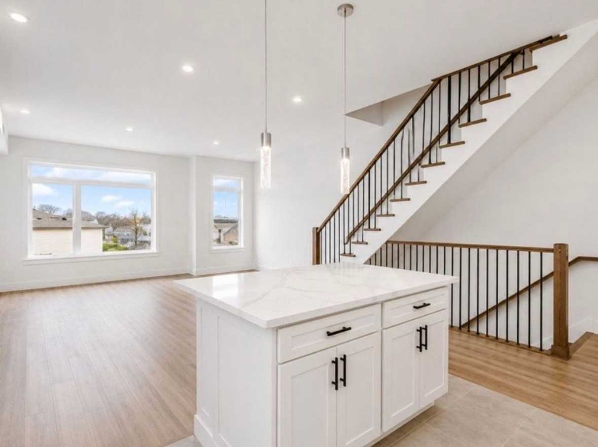 356 21st St #B - Photo 3 of 8