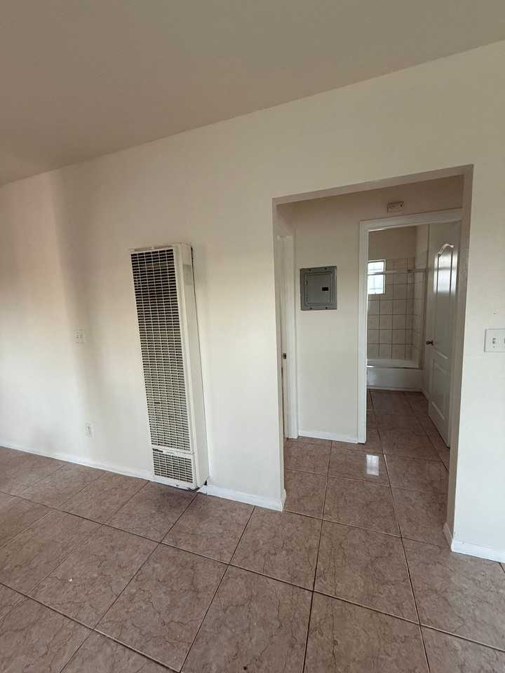 8416 Graham Ave - Photo 6 of 10