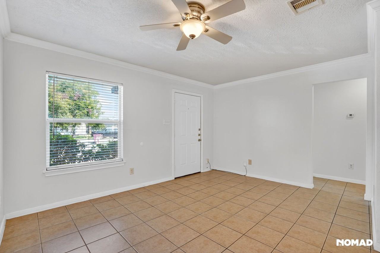 2410 Morning Glory Dr - Photo 3 of 19